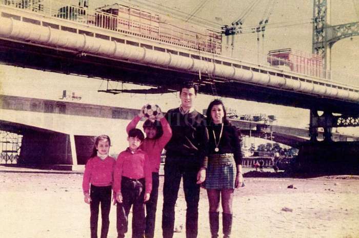 En los '70 se podía jugar al fútbol debajo del Puente Colgante